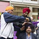 Alla fine il turbante viola scuro � bloccato all�altezza della fronte e della nuca, grazie all�aiuto di un paio di lunghi fermacapelli orientali
